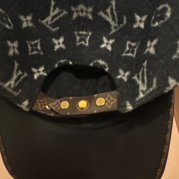 Louis Vuitton cap - Picture 2 of 2